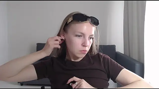 HitGyrl online show from July 10, 2026, 6:50 am