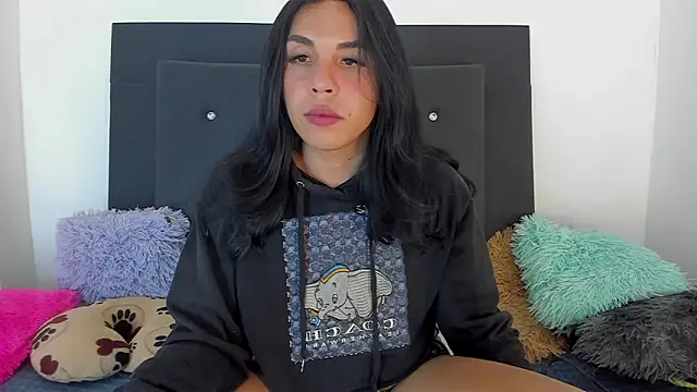 Adrianna Arias online show from December 14, 2025, 6:19 am