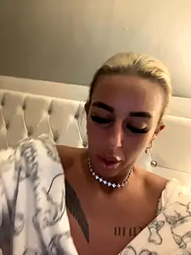 Snapshot of EllieMaeBaby chatting on November 11, 2025, 8:31 pm EllieMaeBaby online show from November 11, 2025, 8:31 pm