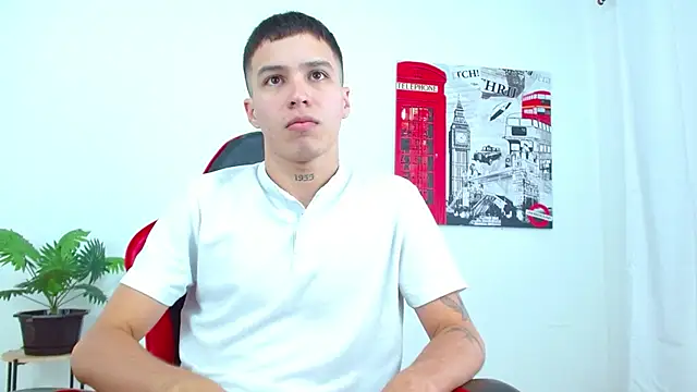 Cumandres18 online show from November 10, 2025, 1:54 pm