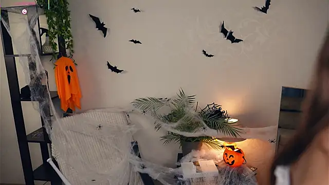 OdellaGillingham online show from November 4, 2025, 7:13 pm