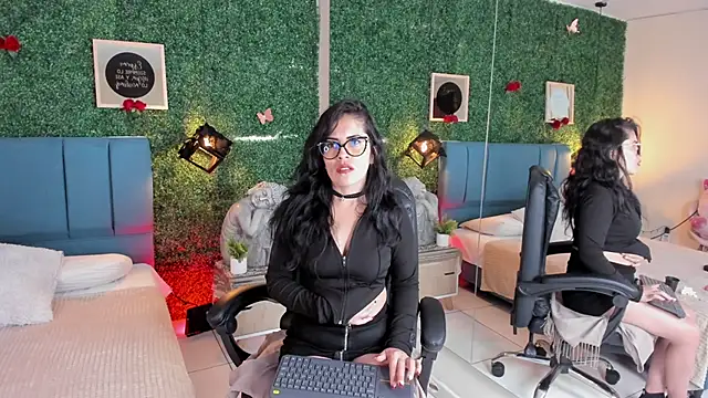 Linagh  online show from December 16, 2025, 11:37 am