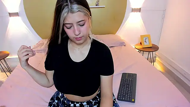 Snapshot of Bella__Lane chatting on December 16, 2025, 6:02 pm Bella Lane online show from December 16, 2025, 6:02 pm