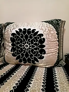 Mroma89six online show from December 3, 2025, 7:49 am