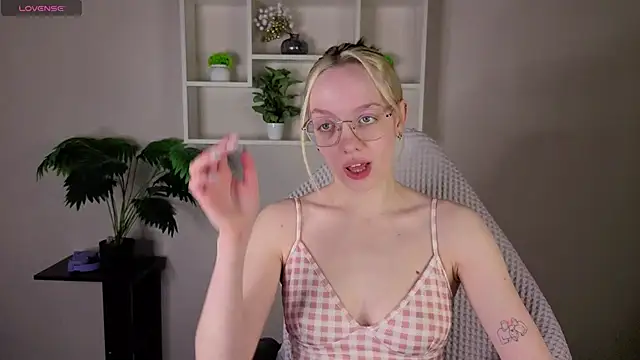 Snapshot of R0cket_bunny chatting on May 1, 2026, 12:26 am R0cket bunny online show from May 1, 2026, 12:26 am