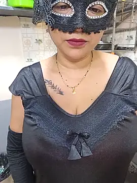 Queen Nightt online show from April 6, 2026, 3:37 am