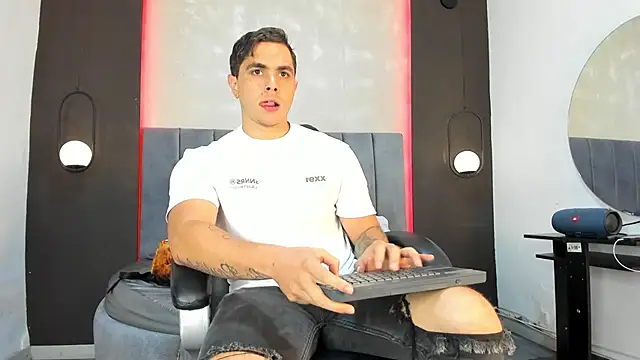 Liam walk  online show from October 15, 2025, 7:25 pm