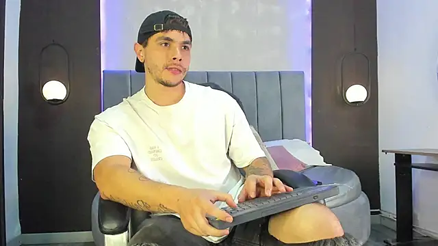 Liam walk  online show from November 8, 2025, 9:57 pm