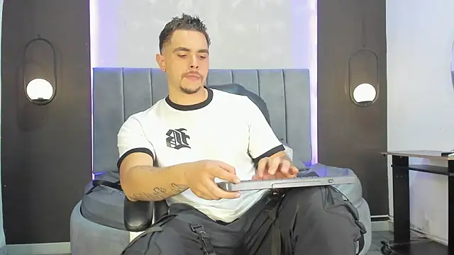 Liam walk  online show from November 20, 2025, 9:47 pm