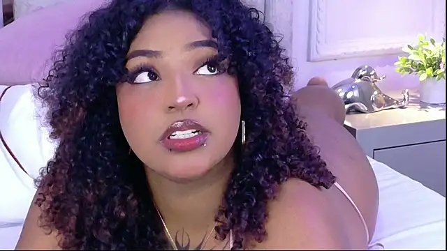 Cristal-Jonnes online show from April 8, 2026, 3:28 am