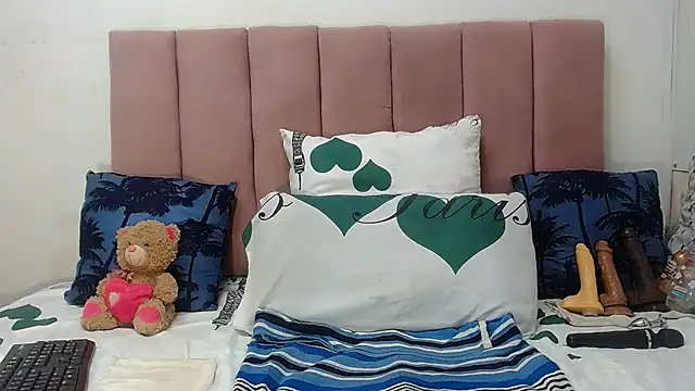 RoundaAssx22 online show from January 8, 2026, 12:35 am