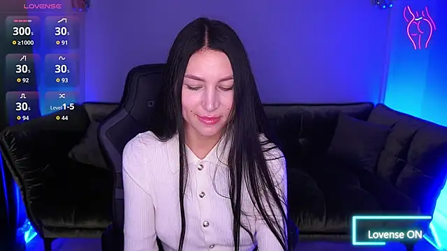 EliseVelour online show from November 4, 2025, 1:43 pm