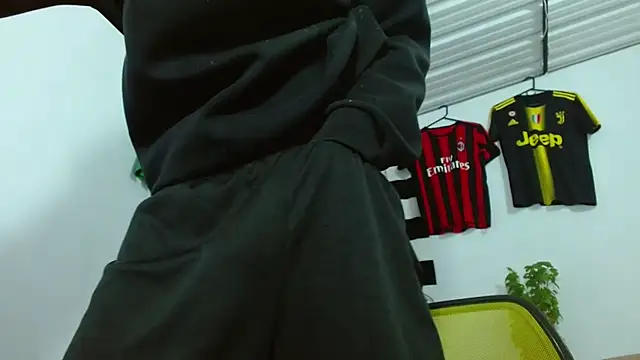 Snapshot of skinny23cm chatting on February 22, 2026, 6:57 am skinny23cm online show from February 22, 2026, 6:57 am