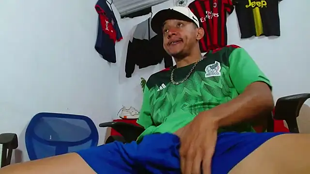 Snapshot of skinny23cm chatting on February 26, 2026, 2:05 pm skinny23cm online show from February 26, 2026, 2:05 pm