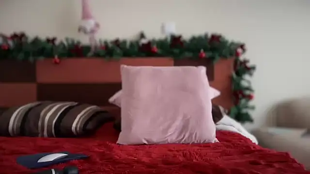 Reddgiirl online show from December 15, 2025, 9:13 am