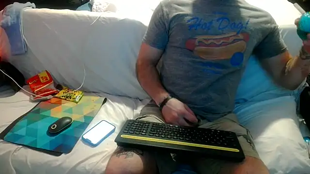 Luv2SuckBWC92 online show from September 18, 2025, 4:03 am