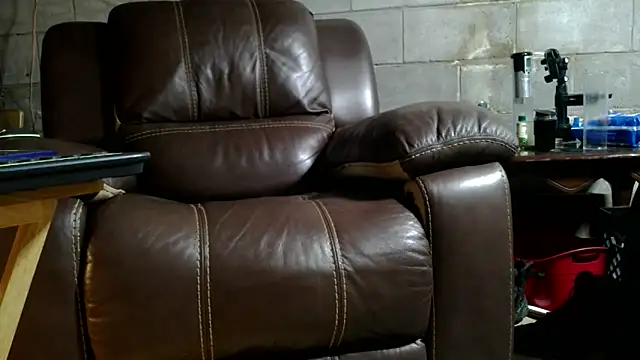 Snapshot of Luv2SuckBWC92 chatting on December 20, 2025, 4:08 am Luv2SuckBWC92 online show from December 20, 2025, 4:08 am