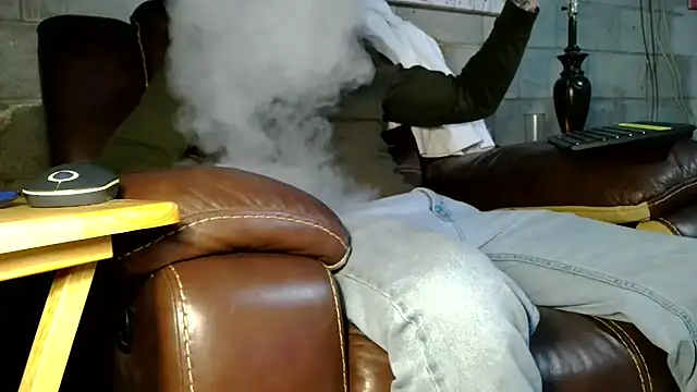 Snapshot of Luv2SuckBWC92 chatting on December 21, 2025, 3:46 am Luv2SuckBWC92 online show from December 21, 2025, 3:46 am