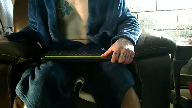 Snapshot of Luv2SuckBWC92 chatting on December 21, 2025, 9:55 pm Luv2SuckBWC92 online show from December 21, 2025, 9:55 pm