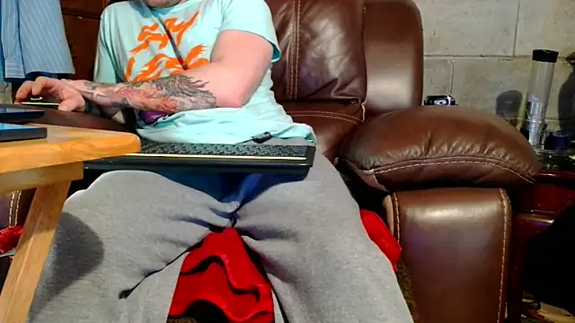 Snapshot of Luv2SuckBWC92 chatting on December 22, 2025, 7:00 pm Luv2SuckBWC92 online show from December 22, 2025, 7:00 pm