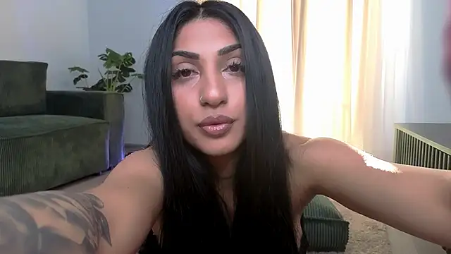 EmaHallee online show from June 3, 2026, 4:04 am