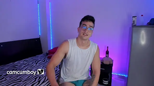 Snapshot of CamCumBoy chatting on October 9, 2025, 10:46 am CamCumBoy online show from October 9, 2025, 10:46 am