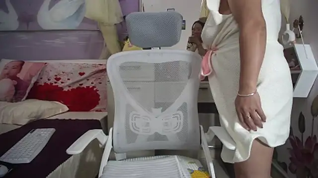 lyly asian online show from November 28, 2025, 11:57 am