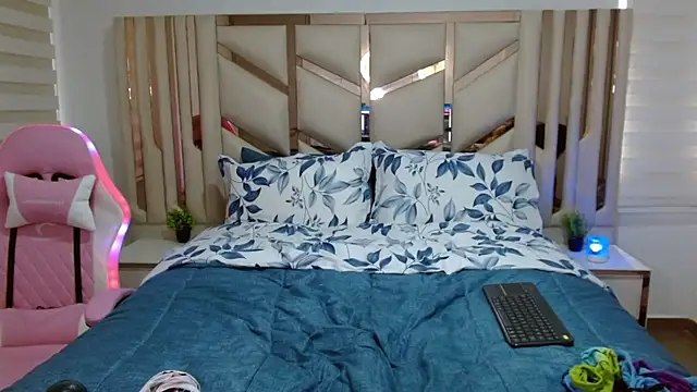 violett star1 online show from November 27, 2025, 4:53 pm