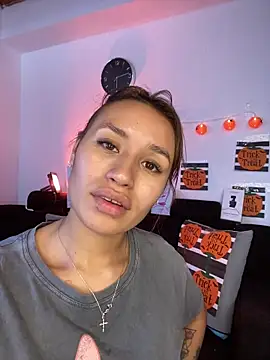 juliana-mancini online show from October 27, 2025, 7:40 pm