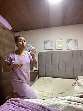 juliana-mancini online show from November 19, 2025, 5:02 pm