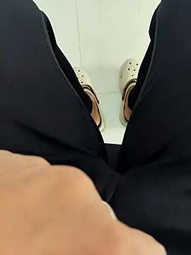 ddllrr224 online show from November 5, 2025, 5:40 am