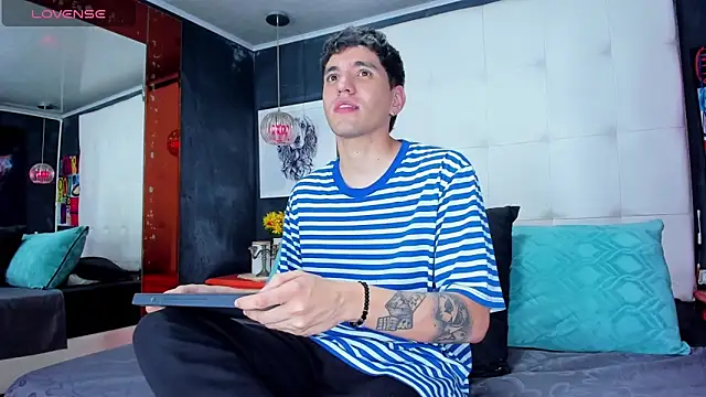 Matteo12  online show from October 22, 2025, 3:18 am