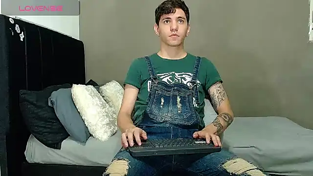 Matteo12  online show from April 3, 2026, 3:26 am