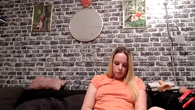 SexyMilf 37 online show from April 28, 2026, 8:25 pm