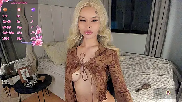 LUUVRRI 21 online show from April 5, 2026, 4:04 pm