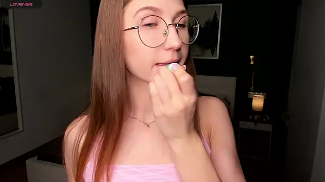 Snapshot of EditaBand chatting on November 10, 2025, 7:24 pm EditaBand online show from November 10, 2025, 7:24 pm