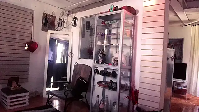 xinamora online show from October 22, 2025, 2:50 pm