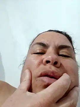 Snapshot of yaneth_ chatting on November 12, 2025, 10:52 pm yaneth online show from November 12, 2025, 10:52 pm