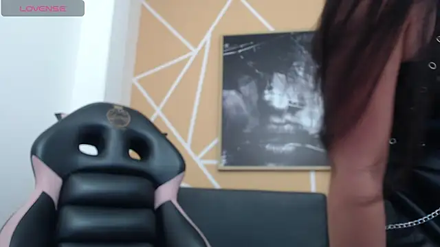 olivia russo  online show from October 19, 2025, 1:12 pm