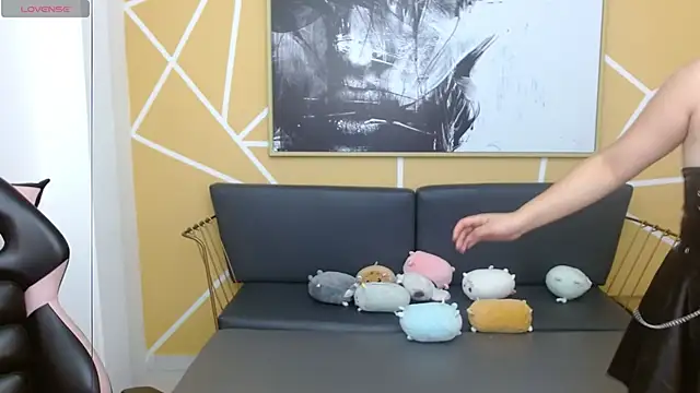 olivia russo  online show from November 7, 2025, 8:20 pm