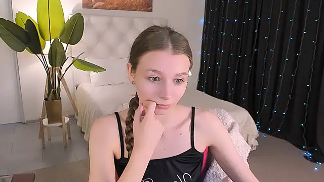 Snapshot of JulieDaniel chatting on April 28, 2026, 4:17 am JulieDaniel online show from April 28, 2026, 4:17 am
