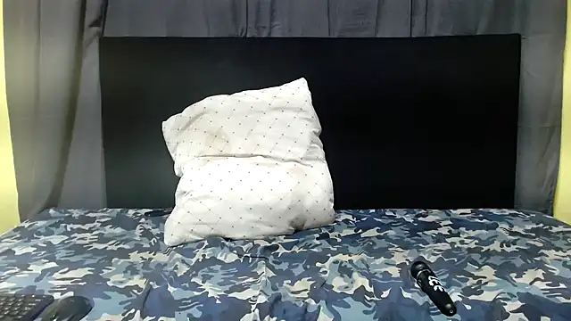 DarkBubble18 online show from October 10, 2025, 9:03 pm