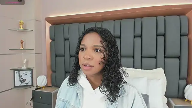 LisaMendez online show from October 19, 2025, 4:13 am