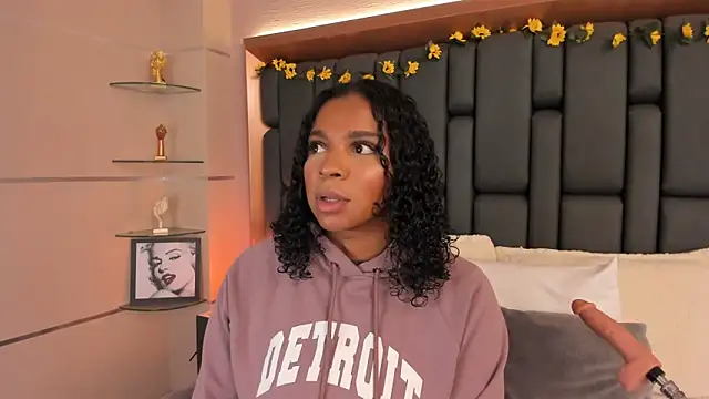 LisaMendez online show from November 21, 2025, 11:03 pm