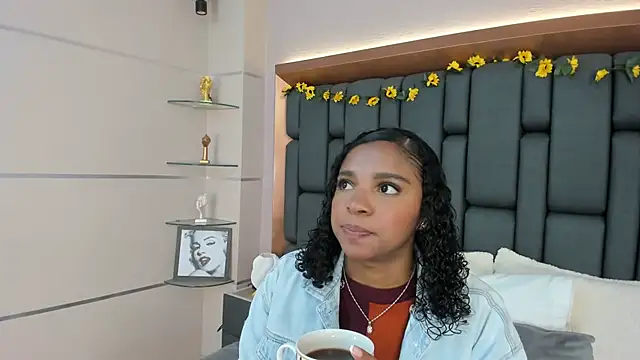 LisaMendez online show from November 23, 2025, 4:01 am