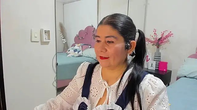 kiraGeiner online show from March 23, 2026, 9:30 pm