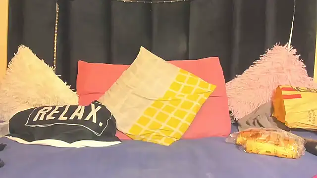 AmazingDarkDoll online show from April 1, 2026, 7:11 pm