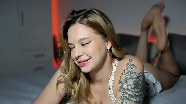 LilyFlamee online show from February 11, 2026, 2:11 pm