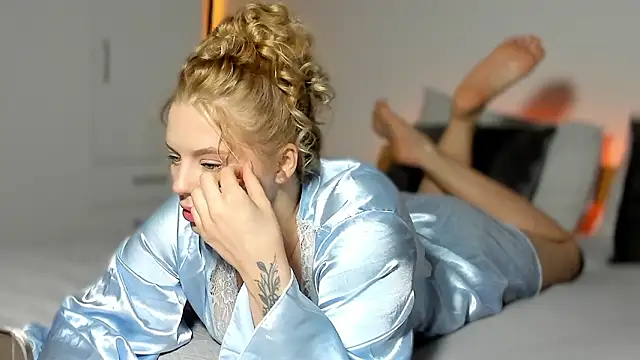 LilyFlamee online show from March 18, 2026, 1:14 pm