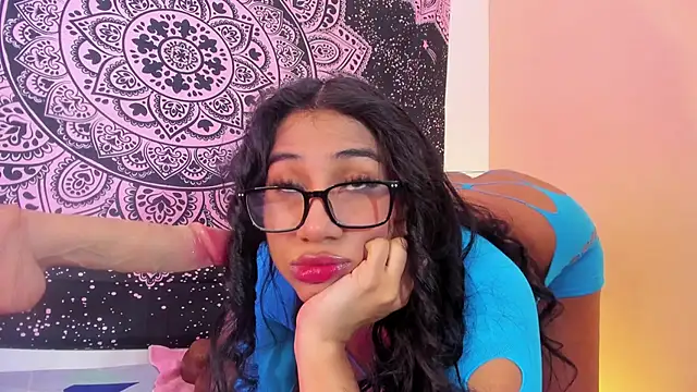 Snapshot of EMILYY_WALKER chatting on June 3, 2026, 12:52 pm EMILYY WALKER online show from June 3, 2026, 12:52 pm